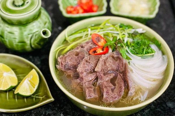 Phở của Việt Nam đứng ở vị trí thứ 9 trong danh sách 100 món ăn ngon nhất khu vực Đông Nam Á. Ảnh minh hoạ