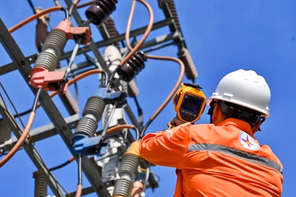Giá điện hai thành phần bao gồm phần giá công suất sử dụng lớn nhất và phần giá điện năng tiêu thụ.