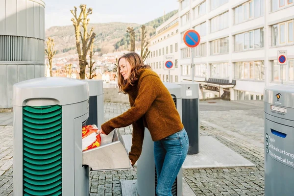 Người dân Stockholm phân loại rác theo các đường ống xử lý rác thải.