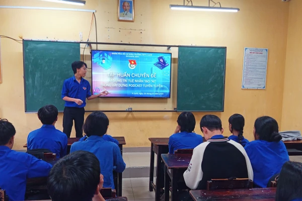 Tập huấn sử dụng trí tuệ nhân tạo (AI) trong xây dựng podcast tuyên truyền - đổi mới hướng nghiệp cho học sinh THPT tại Trường THPT A Lưới (TP Huế). Ảnh: NTCC