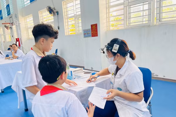 Trong 7 tháng của năm 2025, cả nước có hơn 4,3 triệu lượt học sinh, sinh viên đi khám chữa bệnh BHYT. Ảnh minh họa: INT