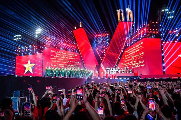 Concert 'Tổ quốc trong tim' thu hút 50.000 khán giả.