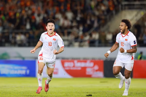 Tuấn Hải (bên trái) ăn mừng bàn thắng trong trận Việt Nam thắng Lào 2-0. Ảnh: INT 