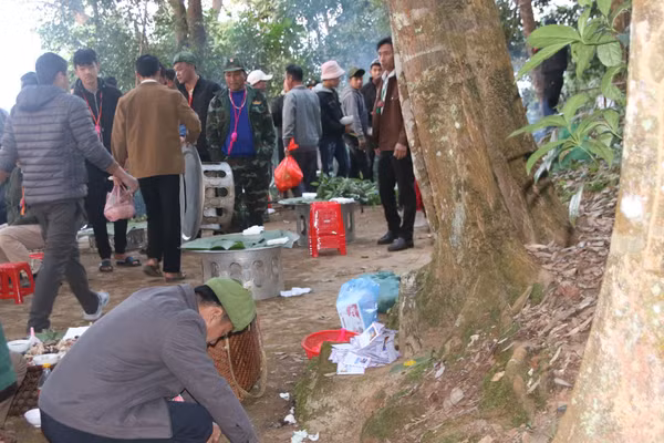 Người dân bản Lò Ma, xã Thu Lũm thực hiện nghi thức cúng rừng.