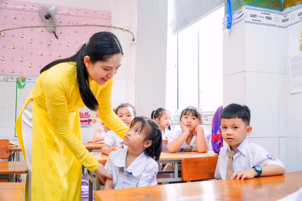 Giáo viên Trường Tiểu học Ngô Quyền (TP Cần Thơ) chào đón học sinh lớp 1. Ảnh minh họa: Thành Thật