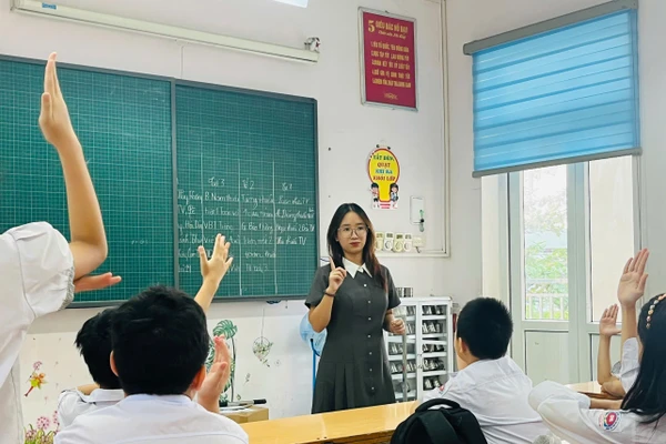 Cô giáo trẻ Băng Tâm cùng học trò trong một tiết học.