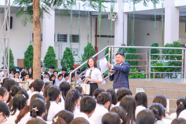 Chuyên gia chia sẻ chuyên đề 'Nói không với ma túy và thuốc lá - Bảo vệ tương lai học đường' tại Trường THPT Dương Văn Thì. Ảnh: NH
