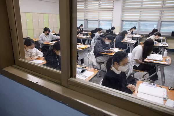 Kỳ thi CSAT có độ khó cao và thiếu tính thực tế gây ra nhiều tranh cãi.
