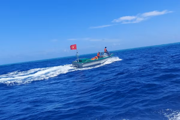 Người lính Trường Sa 'Lướt sóng con tàu mang tín hiệu trong đất liền…'. Ảnh minh họa: Bình Thạnh.