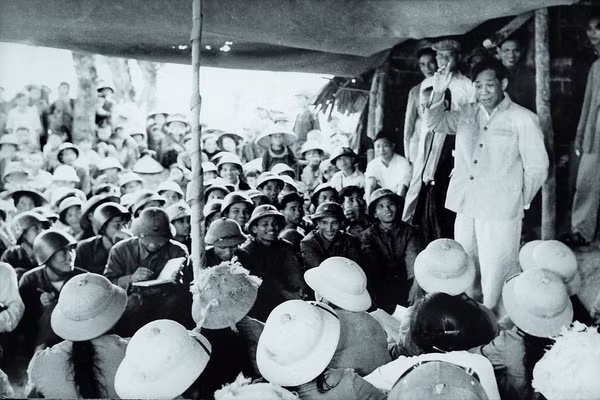 Đồng chí Lê Duẩn với các chiến sĩ, cán bộ các lực lượng vũ trang và công nhân cầu đường đang làm việc tại ngã ba Đồng Lộc - Hà Tĩnh năm 1973 (ảnh tư liệu).