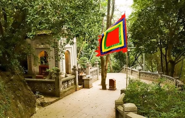 Lăng Hùng Vương trên đỉnh núi Nghĩa Lĩnh. Ảnh: Vietnam+.