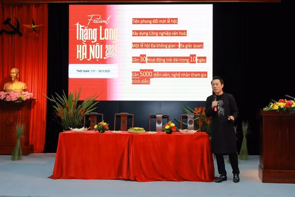 Tổng đạo diễn Phạm Hoàng Giang chia sẻ ý tưởng xây dựng chương trình.