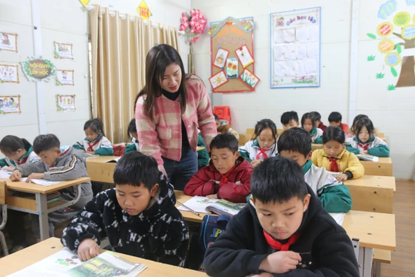 Cô trò Trường PTDTBT Tiểu học Sin Suối Hồ, xã Sin Suối Hồ (Lai Châu).