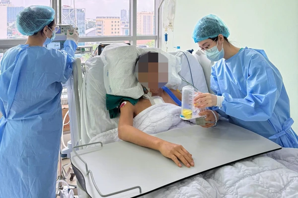 Sau phẫu thuật 24 giờ, bệnh nhân tỉnh táo, tự thở tốt, huyết động ổn định không cần thuốc trợ tim hay vận mạch. Ảnh: BVCC 