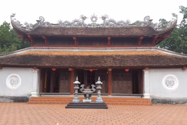 Đền thờ Trạng nguyên Nguyễn Thị Duệ bên dãy Phượng Hoàng.