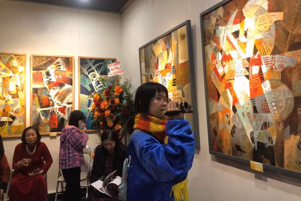 Dù là trừu tượng nhưng tác phẩm của họa sĩ Trịnh Bá Quát được đánh giá dễ xem, dễ gần, dễ cảm nhận và rung động.