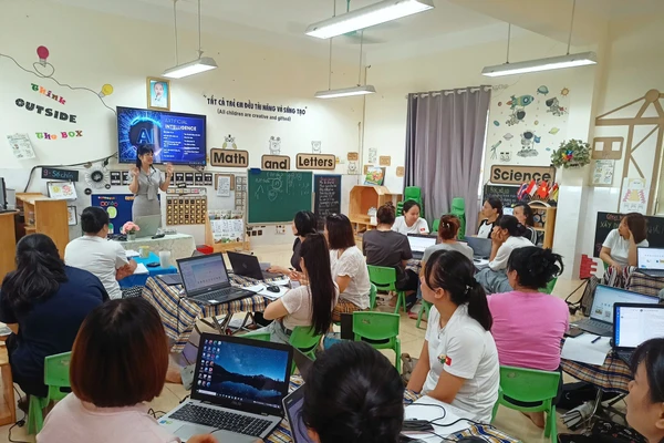 Giáo viên Trường Mầm non Ngô Thì Nhậm (Hà Đông, Hà Nội) tập huấn chuyên môn trong hè 2025.