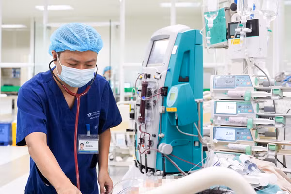 Các bác sĩ nỗ lực dùng nhiều biện pháp phối hợp để mong cứu sống được bệnh nhi. Ảnh: BVCC