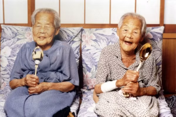 Người già ở Ogimi luôn hạnh phúc.