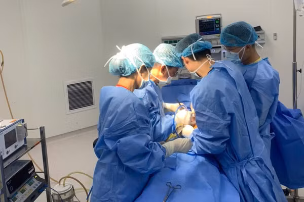 Các bác sĩ tiến hành phẫu thuật mở lấy sỏi ống mật chủ cho bệnh nhân. Ảnh: BVCC