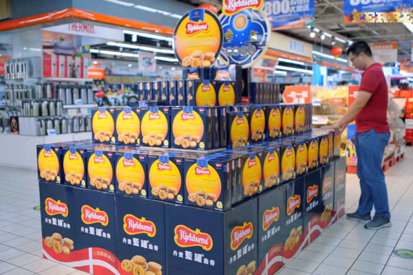 Sắp Tết, siêu thị nào cũng bày bánh quy thiếc xanh như chất thành núi ở vị trí dễ thấy nhất. Ảnh: Foodinc.com.cn