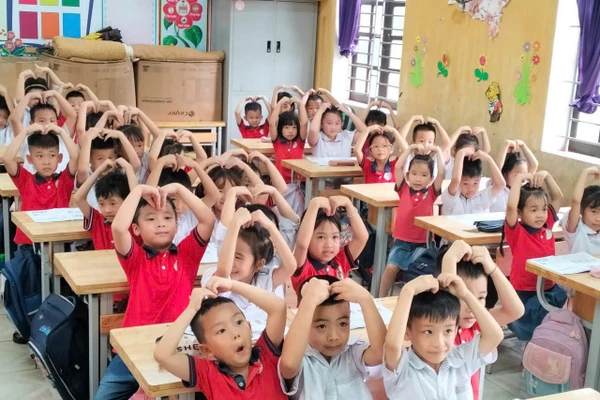 Cô trò Trường Tiểu học thị trấn Hạ Hòa (Hạ Hòa, Phú Thọ). Ảnh: NTCC
