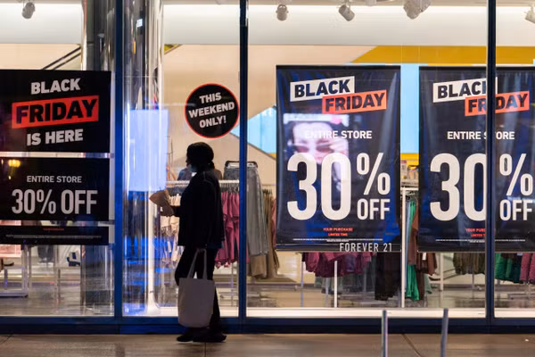 Nhiều cửa hàng treo biển khuyến mại giảm giá mạnh trong dịp lễ Black Friday.