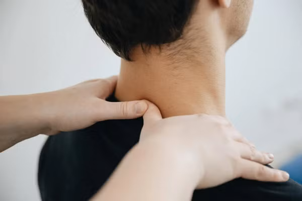 Các phương pháp phục hồi chức năng đóng vai trò quan trọng trong cải thiện tình trạng 'hội chứng cổ rùa'. Ảnh minh họa: INT.