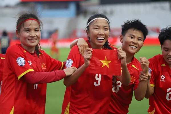 Tiền đạo kỳ cựu Huỳnh Như (9) và các đồng đội ăn mừng chiến thắng 3-1 trước Thái Lan ở AFF Cup nữ 2025. Ảnh: INT.