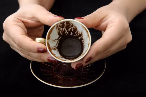 Hình dáng của cặn bã cà phê dính trong lòng cốc cho biết tương lai sắp tới. Ảnh: Istockphoto.com