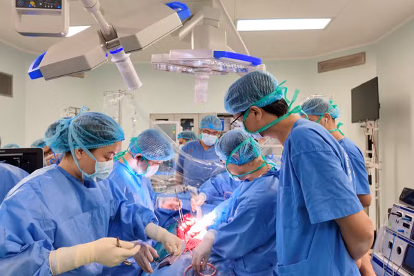Các bác sĩ tiến hành ghép gan cho bệnh nhân. Ảnh: BVCC