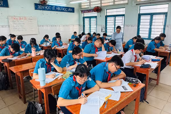 Tiết học của học sinh lớp 9, Trường THCS Lam Sơn (phường Bình Phú, TPHCM). Ảnh: MA