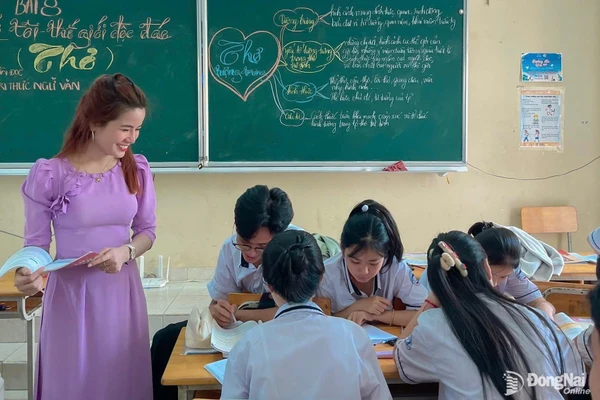 Cô Nguyễn Thị Thu Hương - giáo viên Ngữ văn, Trường THPT Nhơn Trạch (Đồng Nai) nổi tiếng với phương pháp dạy Văn sáng tạo. Ảnh minh họa: INT