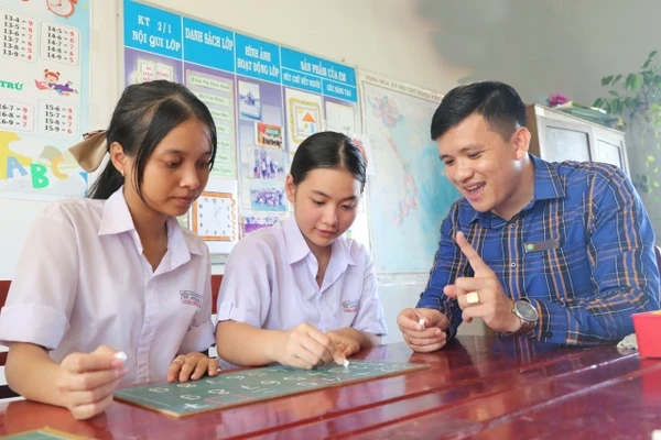 Thầy Nguyễn Minh Phụng luôn tận tụy, cống hiến cho sự nghiệp giáo dục với những học sinh đặc biệt tại Trường Nuôi dạy trẻ khuyết tật tỉnh Đồng Tháp.