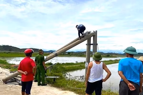 Công an kiểm tra để làm rõ sự việc. Ảnh: H.P