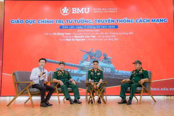 Các cựu chiến binh kíp lái xe tăng 390 huyền thoại giao lưu với tân sinh viên. 
