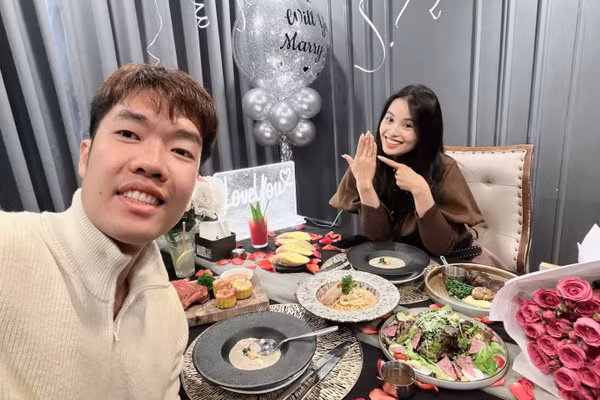 Đức Phát cầu hôn hotgirl bắn cung Ánh Nguyệt. Ảnh: FBNV.