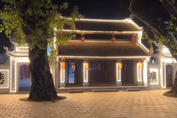 Tam quan chùa Đại Bi về đêm.