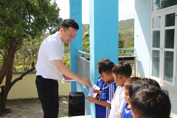 Nhà báo Triệu Ngọc Lâm - Tổng Biên tập Báo Giáo dục và Thời đại trao học bổng cho các em học sinh trong chương trình 'Tiếp sức tới trường' ở tỉnh Ninh Thuận (cũ), tháng 1/2025.