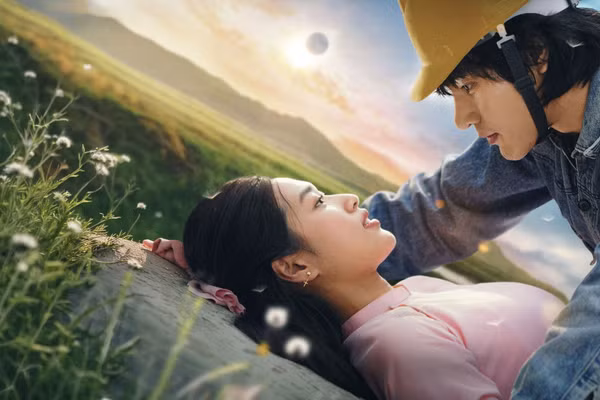 Poster 'Hẹn em ngày nhật thực', do Đoàn Thiên Ân và Khương Lê đóng chính.