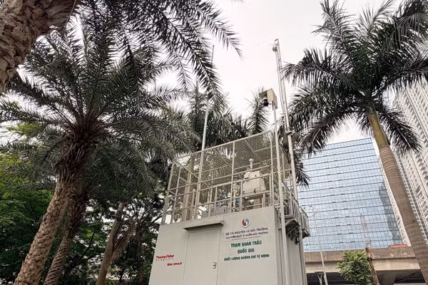 Một trạm quan trắc môi trường đặt tại công viên Thanh Xuân (Hà Nội).
