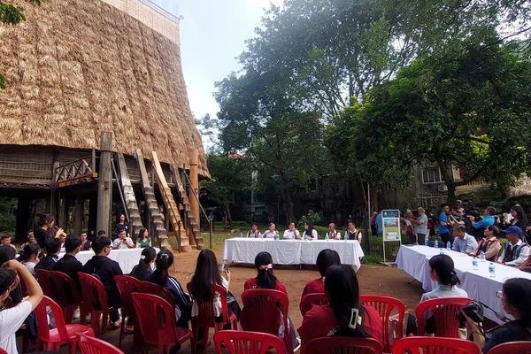 Tọa đàm bên nhà rông Ba Na vừa được Bảo tàng Dân tộc học hoàn thành tu sửa. Ảnh: Hoàng Anh