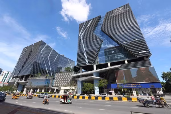 Sinh viên Campuchia mất học bổng sau bê bối Prince Group.