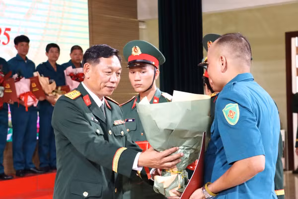 Bộ Chỉ huy quân sự TP Huế trao quyết định cho cán bộ Ban Chỉ huy quân sự cấp xã tại Huế. Ảnh minh họa: INT