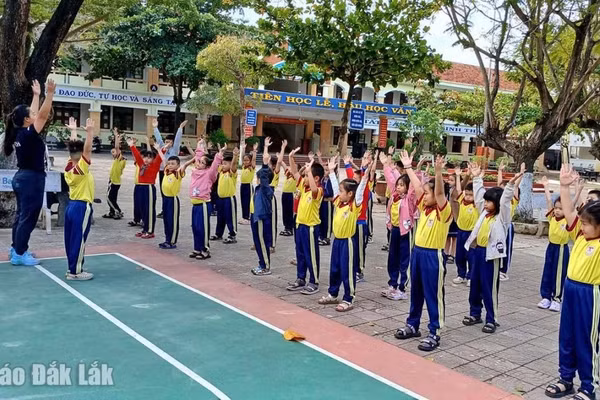 Tiết học thể dục của học sinh Trường Tiểu học Trưng Vương (phường Tuy Hòa) vào sáng 26/11. Ảnh: Báo Đắk Lắk 
