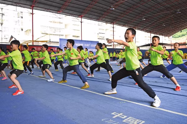 Học sinh Trung Quốc tập thể dục.