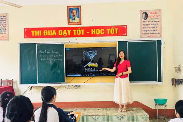 Tiết học tuyên truyền phòng chống tác hại thuốc lá tại Trường THCS Phù Ninh.