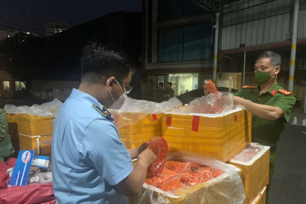 Phát hiện kho chứa 40.000 gói rong biển trôi nổi chuẩn bị tuồn ra thị trường ở Bắc Ninh.
