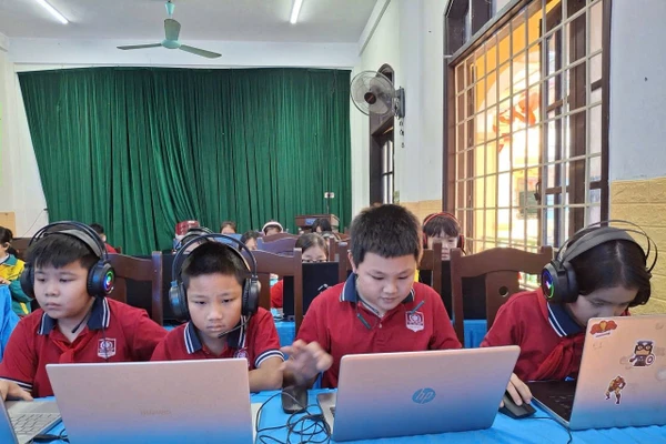 Học sinh Quảng Trị sử dụng máy tính tham gia học tập.