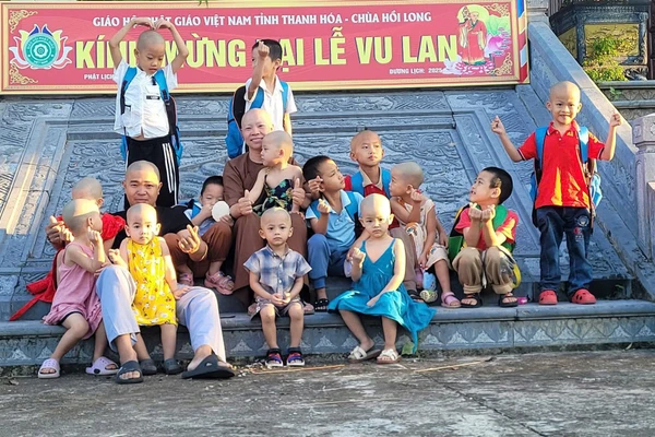 Gần 10 năm qua, sư thầy dang tay đón hàng chục đứa trẻ bị bỏ rơi.